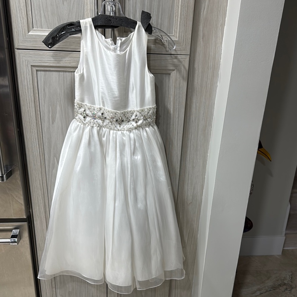 Elegant brand new with tags White Sleeveless girls party dress size 8